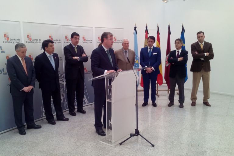 El 27 de marzo del 2015 en León: Firma de adhesión del Ayuntamiento de León; y Ayuntamiento de Chozas de Abajo, (León).