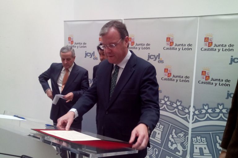 El 27 de marzo del 2015 en León: Firma de adhesión del Ayuntamiento de León; y Ayuntamiento de Chozas de Abajo, (León).
